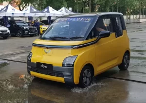 Tips agar Tidak Nyetrum Naik Mobil Listrik pada waktu Musim Hujan