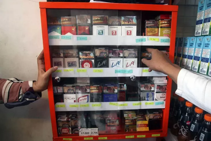 Pedagang Warung Kelontong Siap Pasang Stiker Batas Umur Penjualan Rokok