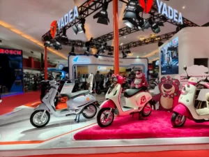 Skuter Yadea Menunjukkan Centil Bikin Gemes Pengunjung IIMS 2025