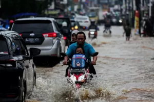 3 Cara Melintasi Banjir agar Kendaraan Tidak Mati Total