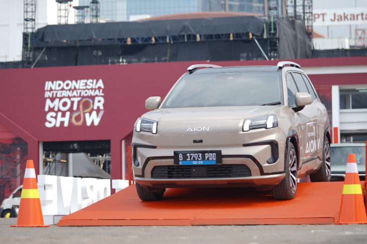 Bukukan Total SPK 1.353 Unit, T-Rex AION V Jadi Primadona pada IIMS 2025