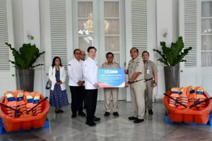 Chandra Asri Distribusikan 20 Perahu Operasional Tanggulangi Banjir di dalam Ibukota Indonesia