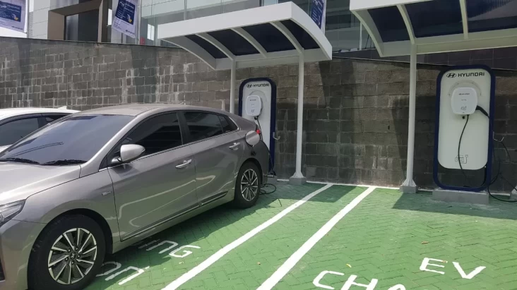 Daftar Tempat Cas Mobil Listrik di Rest Area Tol