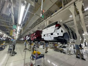Melihat Langsung Proses Produksi Mobil Daihatsu pada Pabrik KAP 2
