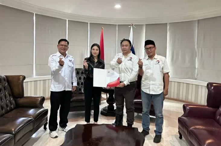 Tegaskan Transformasi, Angela Tanoesoedibjo Serahkan SK Plt Pimpinan Pemuda Perindo ke William Tanuwijaya