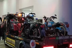 Barang Sitaan Kasus Suap Vonis Lepas Perkara CPO Tiba di dalam Kejagung, dari Triumph hingga Harley Davidson