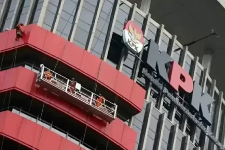 KPK Sita Motor dari Rumah Ridwan Kamil