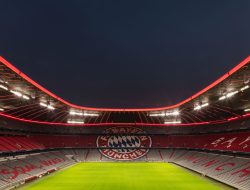 Olise Berapi, Bayern Meledak: Comeback 0-2 Jadi Pesta 6-2 di Allianz Arena