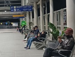 Saat Pekerja Menginap di “Hotel Darurat” Stasiun Cikarang untuk Kereta Pagi