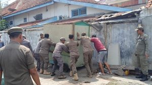Wajah Baru Stasiun Cirebon Setelah PKL Ditertibkan, Trotoar Jadi Taman Kecil