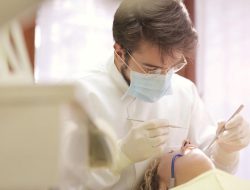 Mengatasi Kecemasan Gigi: Panduan Tenang Saat di Kursi Dokter