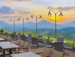 8 kafe rooftop terdekat di Malang, nikmati pemandangan kota dari atas