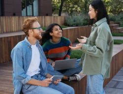 Orang Pintar Bergaul Menggunakan 8 Kebiasaan Ini, Semua Bisa Dipelajari