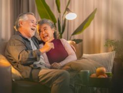 Delapan Kebiasaan Harian yang Membedakan Orang Tua Bahagia dari yang Hanya Tua dan Pahit