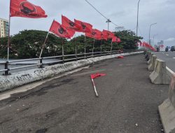 Foto flyover Jakarta penuh bendera partai meski bukan masa pemilu