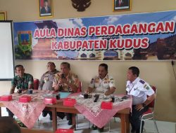 Pengusaha Pasar Bitingan Kudus Tolak Pindah, Bentangkan Spanduk Penolakan