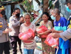 Jumat Berkah, Kapolsek Tanah Jawa Bagikan Sembako ke Warga Kurang Mampu Simalungun