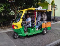 Konvoi Becak dan Pejabat Warna-Warnai Bantuan Listrik