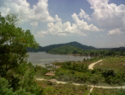 Pengelola Wisata Temukan Sampah Plastik di Danau Sebedang Sambas