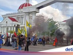 Mahasiswa UIN Palopo Demo, Desak Penangkapan Prof ER Terduga Pelaku Pelecehan