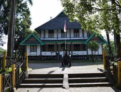 Ibu-ibu meledakkan toko emas Somba Opu
