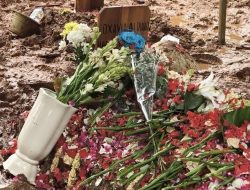 Hujan Saat Pemakaman Vidi Aldiano, Momen Mengharukan Jenazah Dimasukkan Liang Lahat