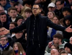 Liam Rosenior Marah, Akan Bicara dengan PGMOL Soal Insiden Aneh Wasit Ikut ke Lingkaran Pemain Chelsea