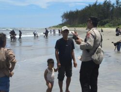 Pantai Kelisut Dipadati Wisatawan Saat Lebaran, Polisi Beri Imbauan Langsung