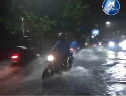 Jalan Kendal Kemlagi Mojokerto Terendam Banjir 30 Cm