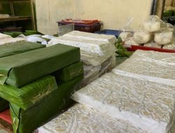 Pengrajin Tempe Jepara Keluhkan Harga Kedelai Tinggi, Nur Santo Kurangi Ukuran untuk Bertahan