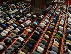 Ribuan warga Palestina shalat subuh di Al-Aqsa setelah dibuka