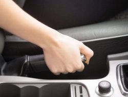 Alasan Teknis Rem Tangan Mengunci Ban Belakang