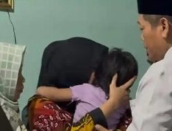 Istri menangis di makam suami, setahun menunggu pulang